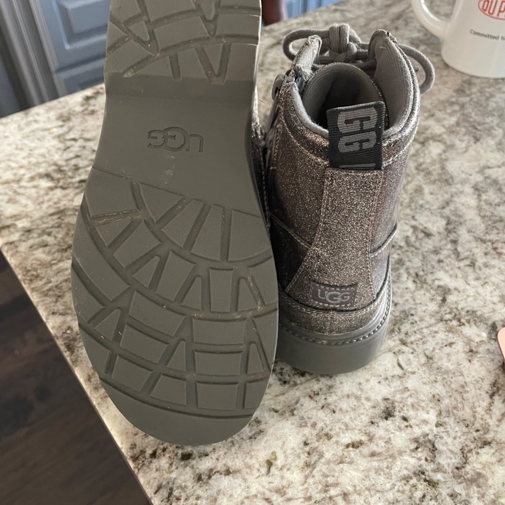 UGG Unisex-Child Robley Glitter Fashion Boot - Picture 2 of 2